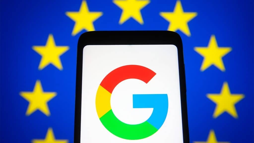 Logotipo do Google em celular com bandeira da União Europeia ao fundo