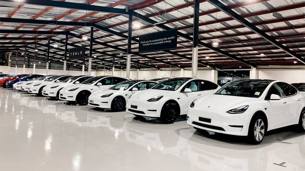 Carros elétricos da Tesla em galpão