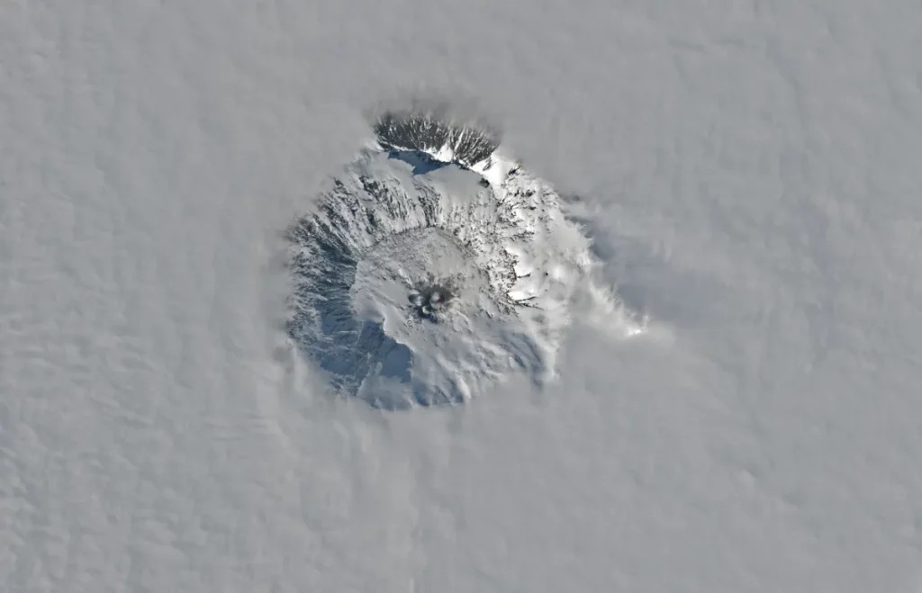O vuclão emite cerca de 80 gramas de ouro diariamente (Crédito: Landsat 9 — OLI-2/USGS)