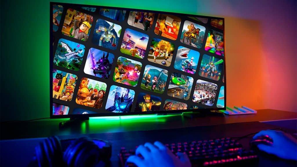 Pessoa jogando em computador gamer com ícones de jogos da Epic Games na tela