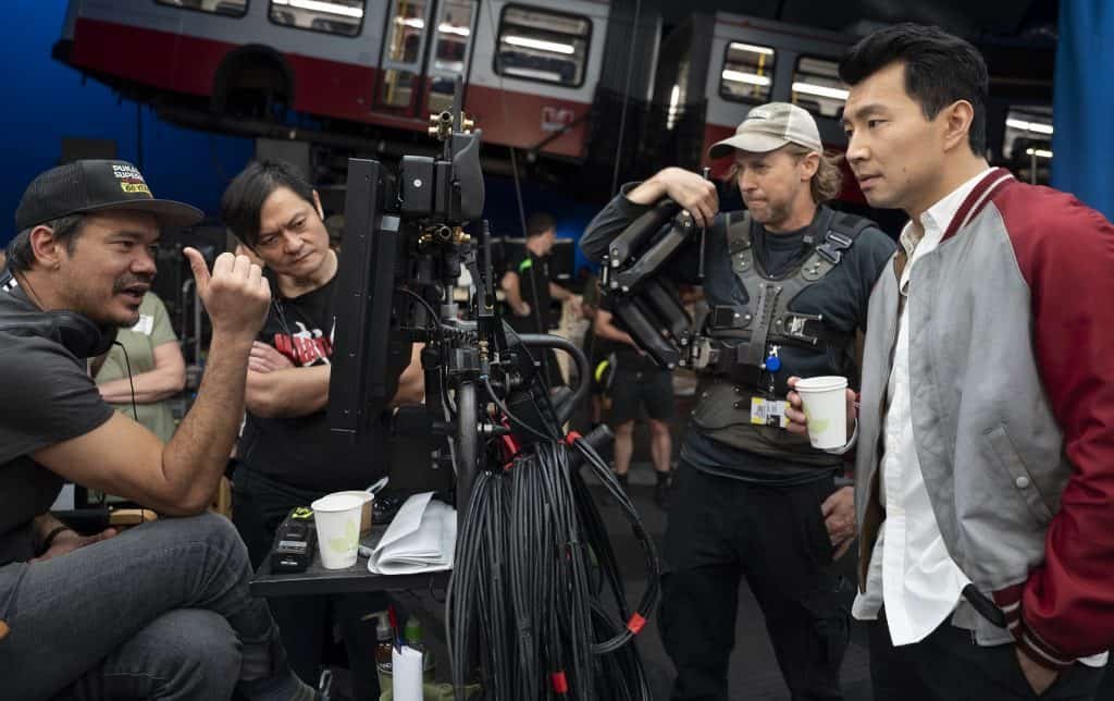 O diretor Destin Daniel Cretton, o instrutor de lutas Alan Tang e o ator Simu Liu no set de 'Shang-Chi e a Lenda dos Dez Anéis'. Imagem: Jasin Boland/Marvel Studios