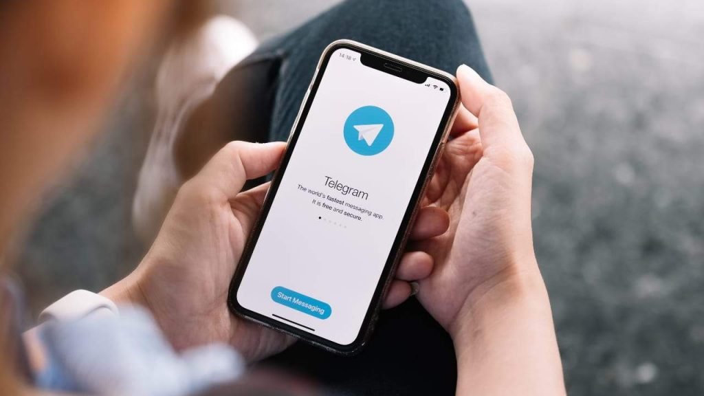 Pessoa com aplicativo do Telegram aberto no celular