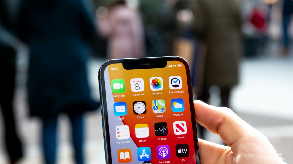 imagem mostra um celular iphone conectado ao 5g