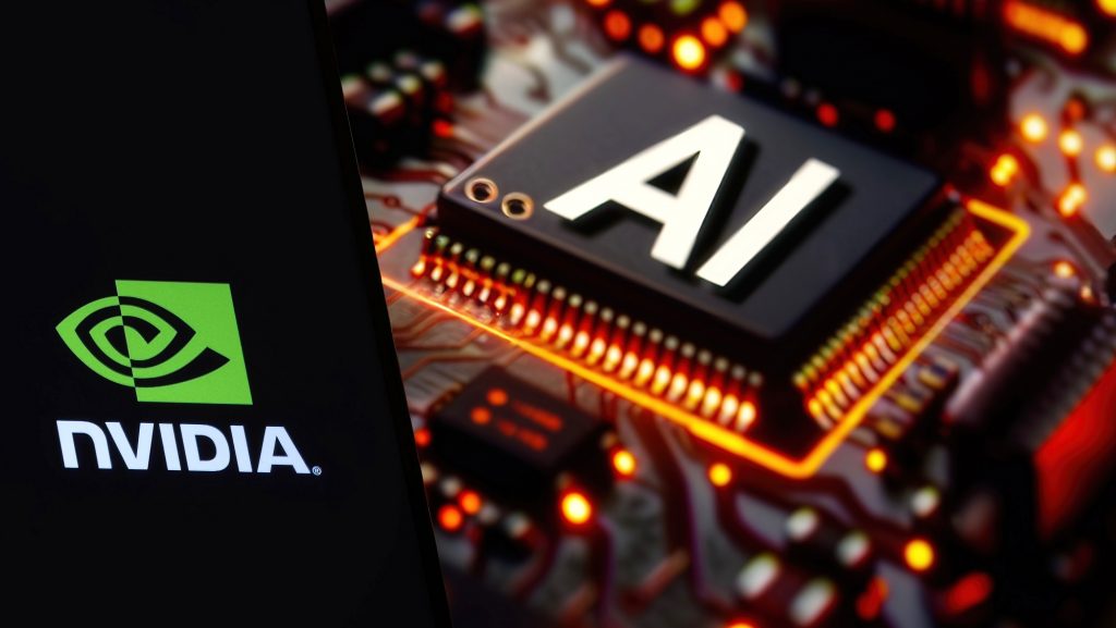 Chip acoplado em uma placa mãe com escrita"IA" em branco; à esquerda, um smartphone mostra o logo da Nvidia