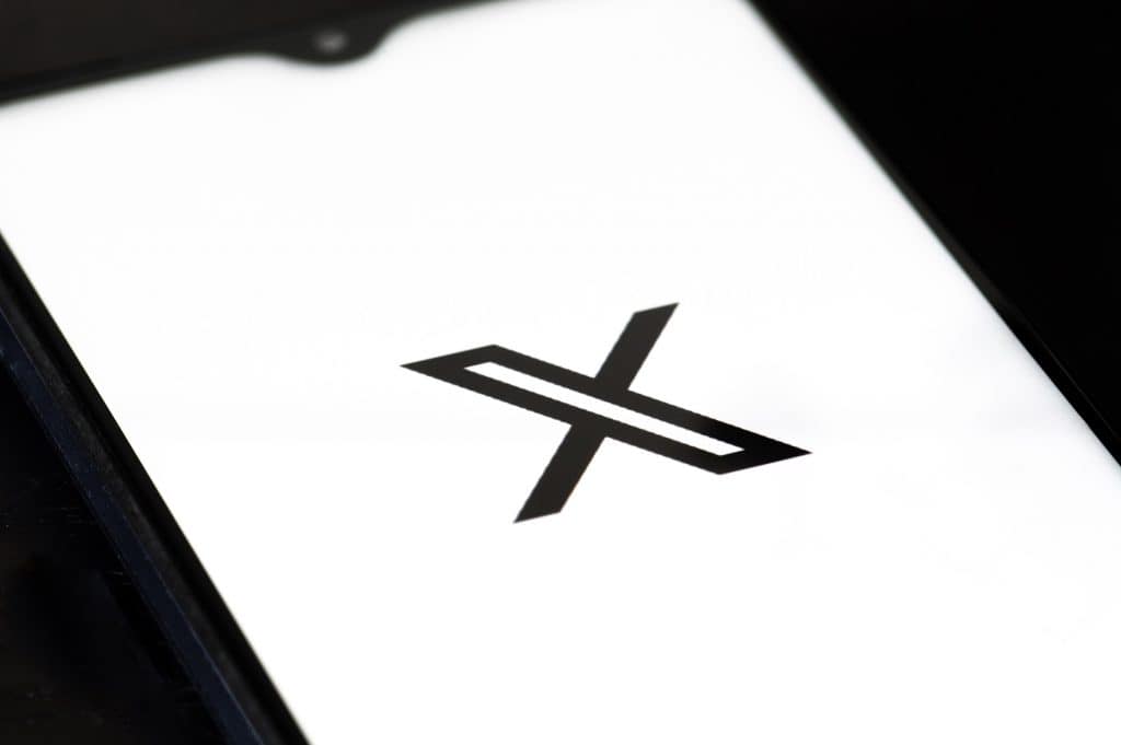 Logo do X preto em fundo branco mostrado em um smartphone