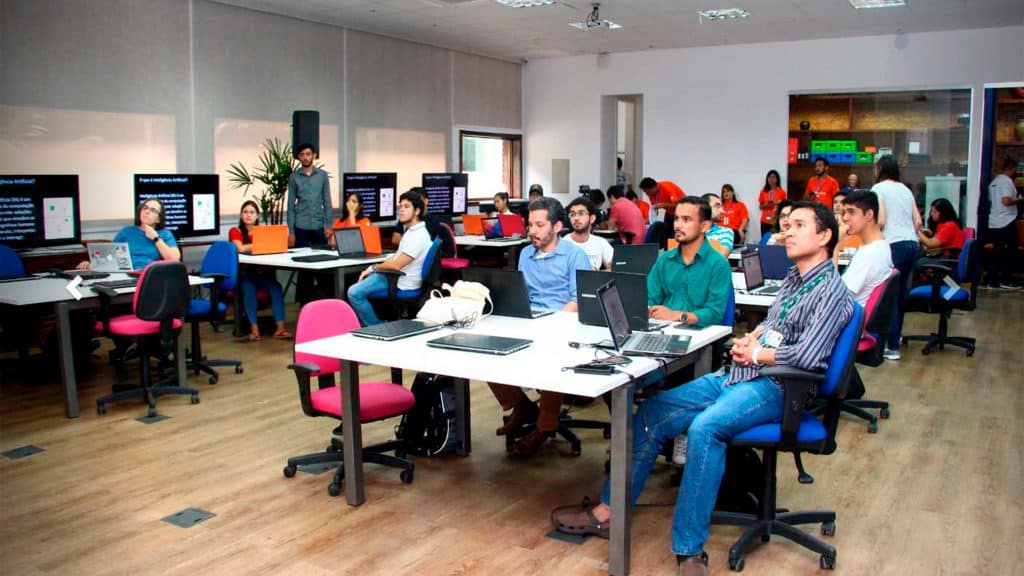 Turma durante aula oferecida no Samsung Ocean