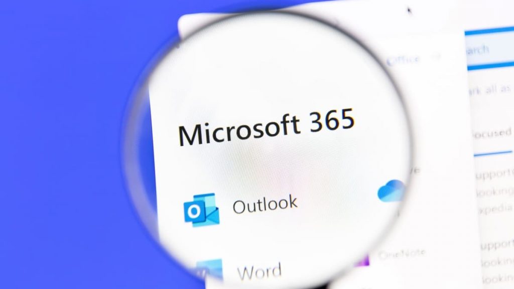 Lupa sobre logomarca do Microsoft 365 numa tela de computador